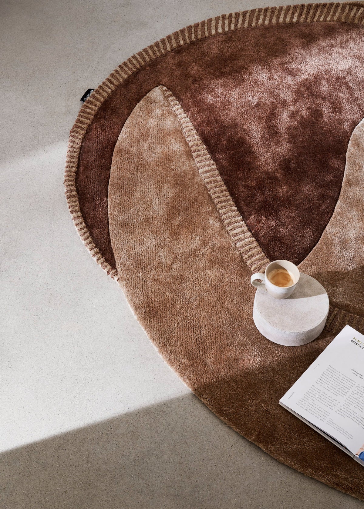Covor BoConcept Arena, formă organică, maro — detaliu