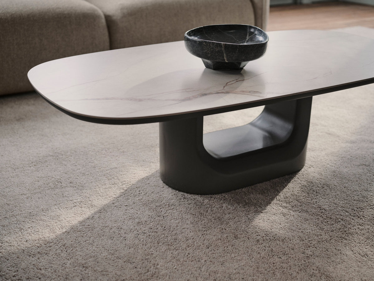 Masă de cafea BoConcept Volterra, blat din sticlă warm grey — detaliu