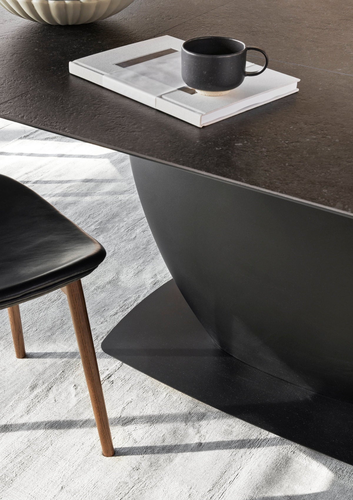 Masă de dining extensibilă BoConcept Fiorentina, ceramică ash — detaliu