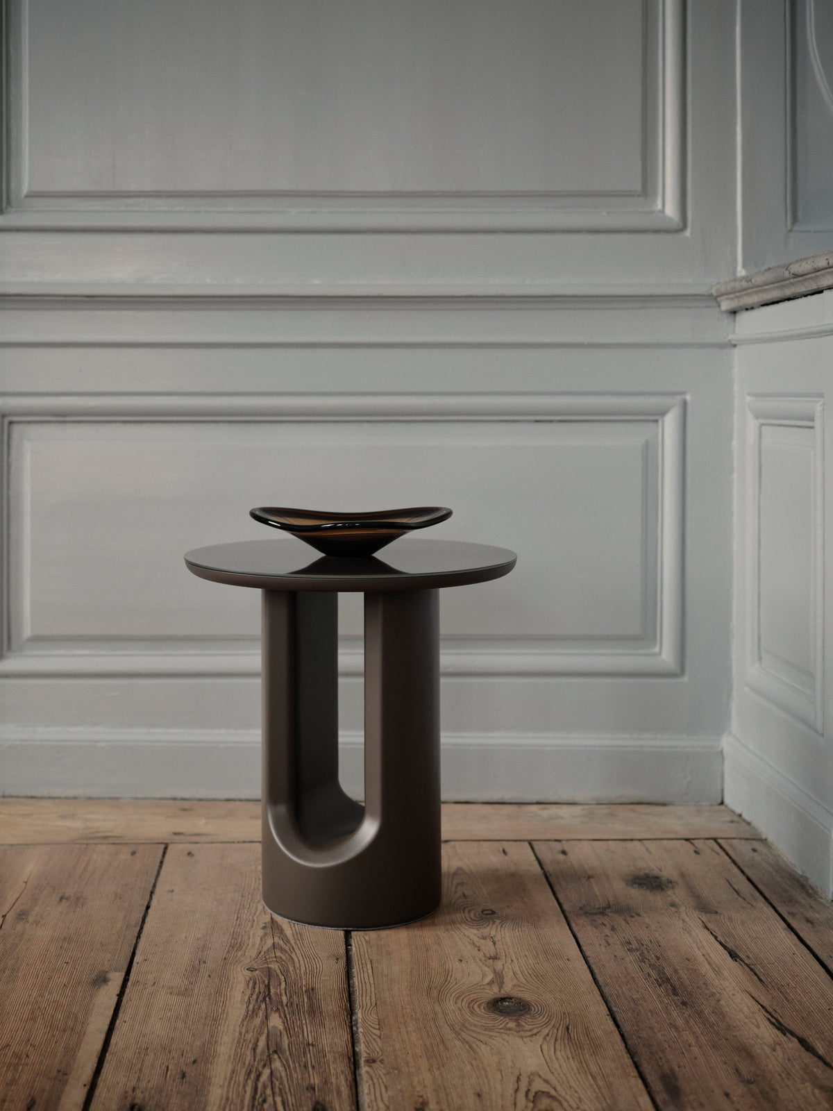 Măsuță laterală BoConcept Volterra Ø46 cm, stejar închis — detaliu