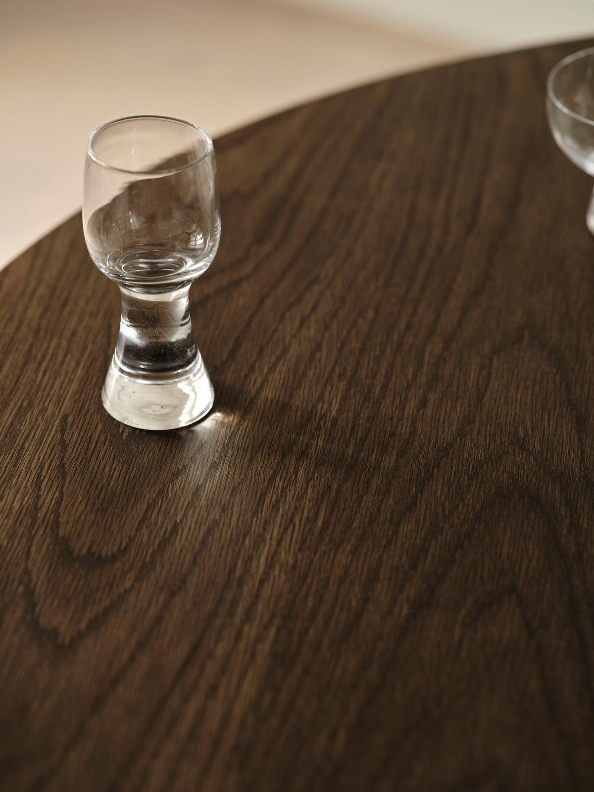 Masă de dining BoConcept axo series din stejar închis — detaliu