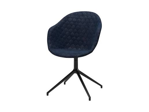 Scaun cu brațe BoConcept Adelaide din catifea albastră matlasată — vedere de ansamblu