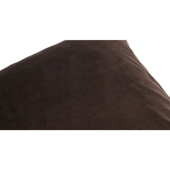 The Decorators: Perna decorativa BoConcept Velvet Dark Brown