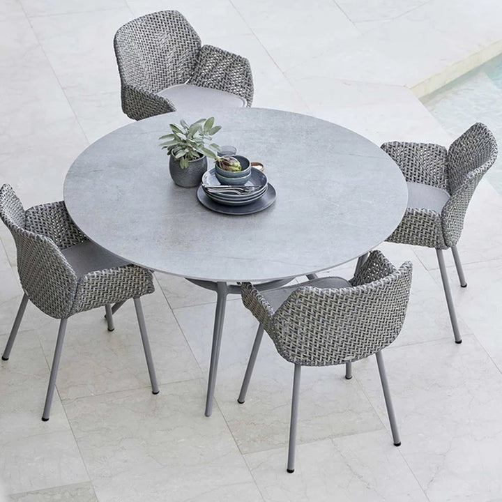 The Decorators: Masa de exterior rotunda Cane-line Joy Light Grey/Fossil Grey