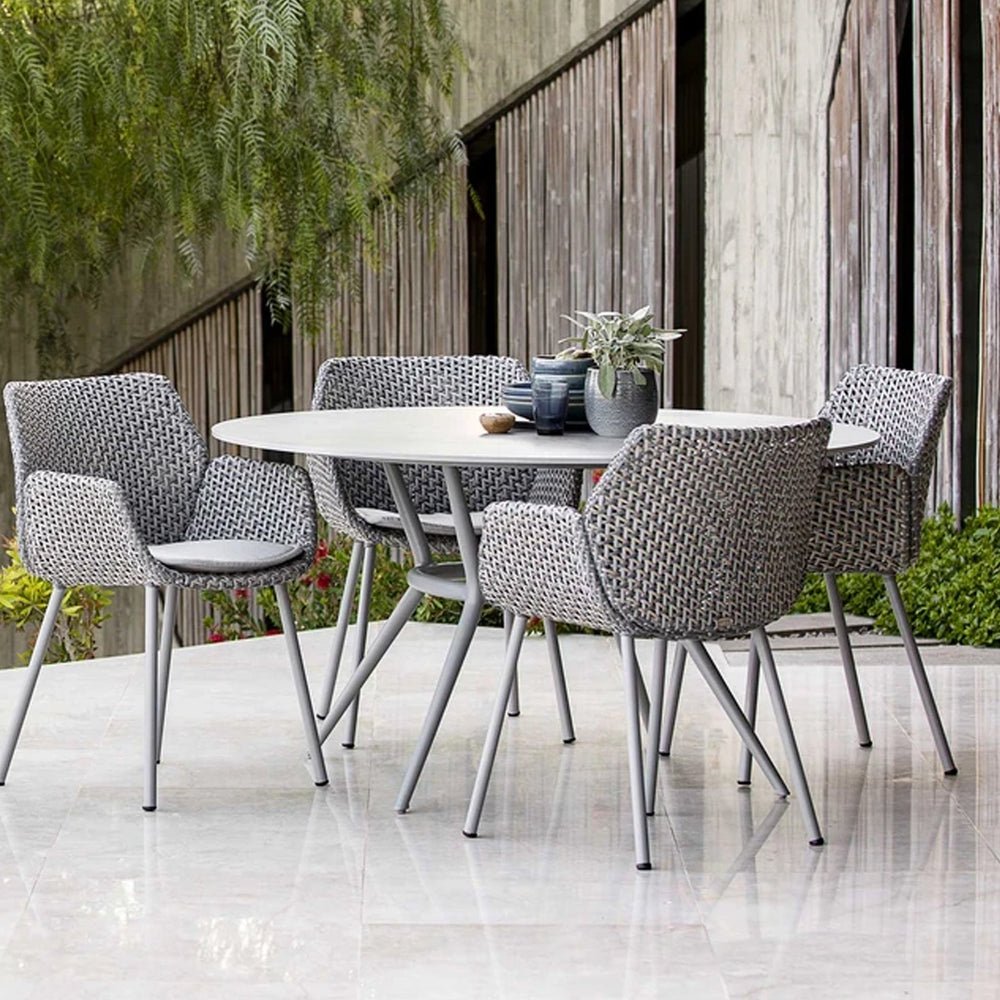 The Decorators: Masa de exterior rotunda Cane-line Joy Light Grey/Fossil Grey