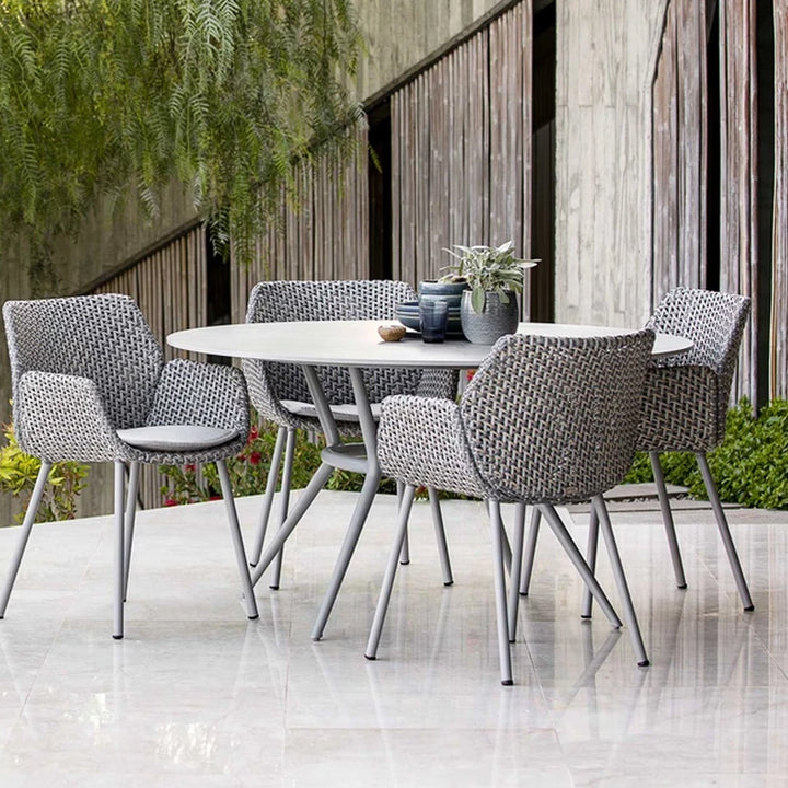 The Decorators: Masa de exterior rotunda Cane-line Joy Light Grey/Fossil Grey