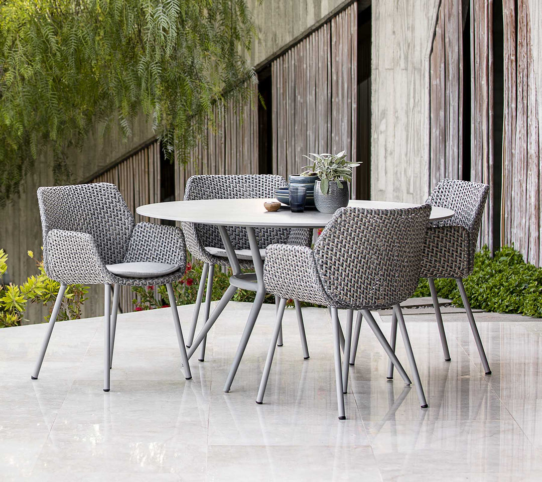 The Decorators: Masa de exterior rotunda Cane-line Joy Taupe/Travertine look