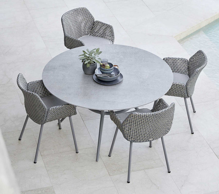 The Decorators: Masa de exterior rotunda Cane-line Joy Taupe/Travertine look