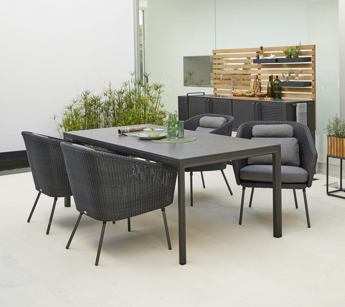 The Decorators: Masa de exterior Cane-line Drop Lava grey/Fossil grey