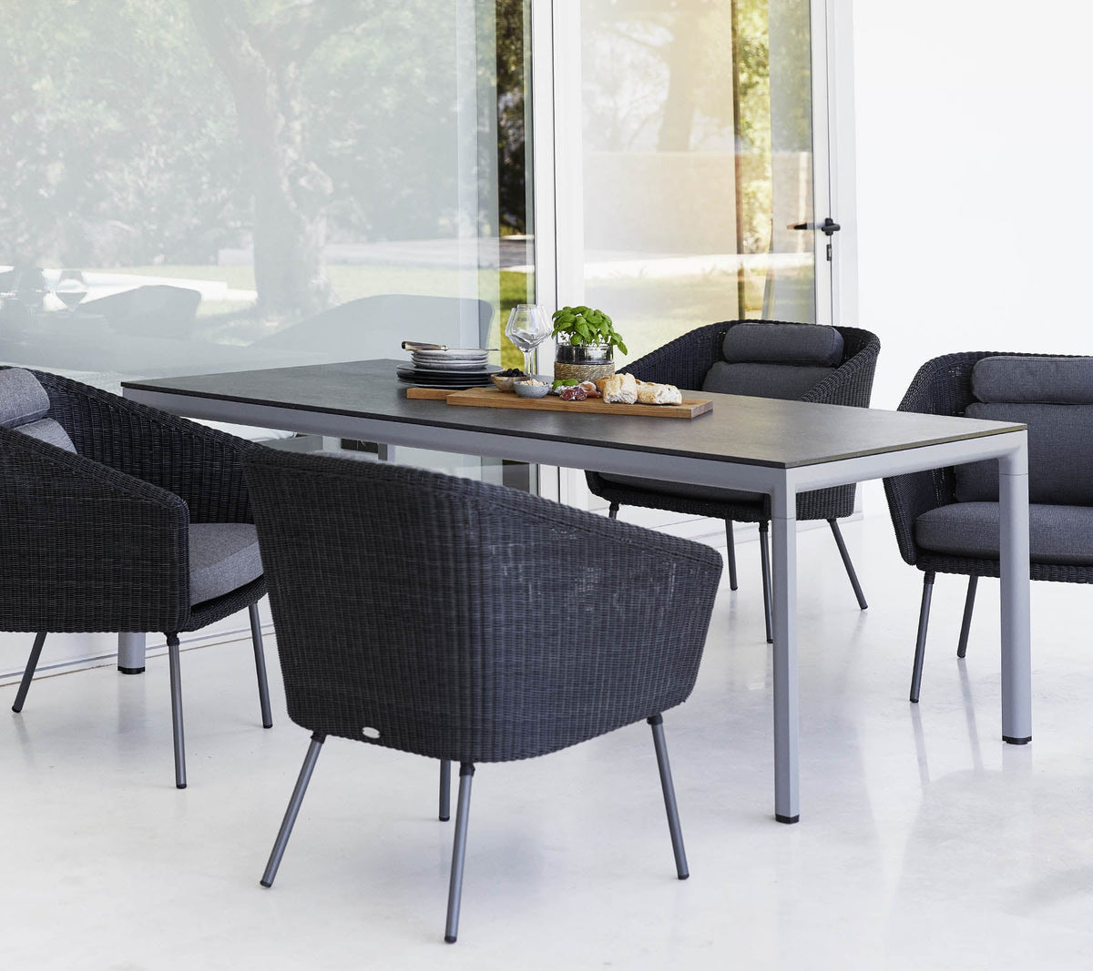 The Decorators: Masa de exterior Cane-line Drop Lava grey/Fossil grey