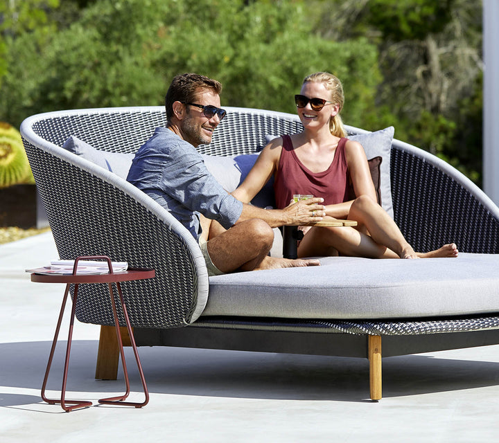 The Decorators: Masuta laterala medie Cane-line On-The-Move Dark rose