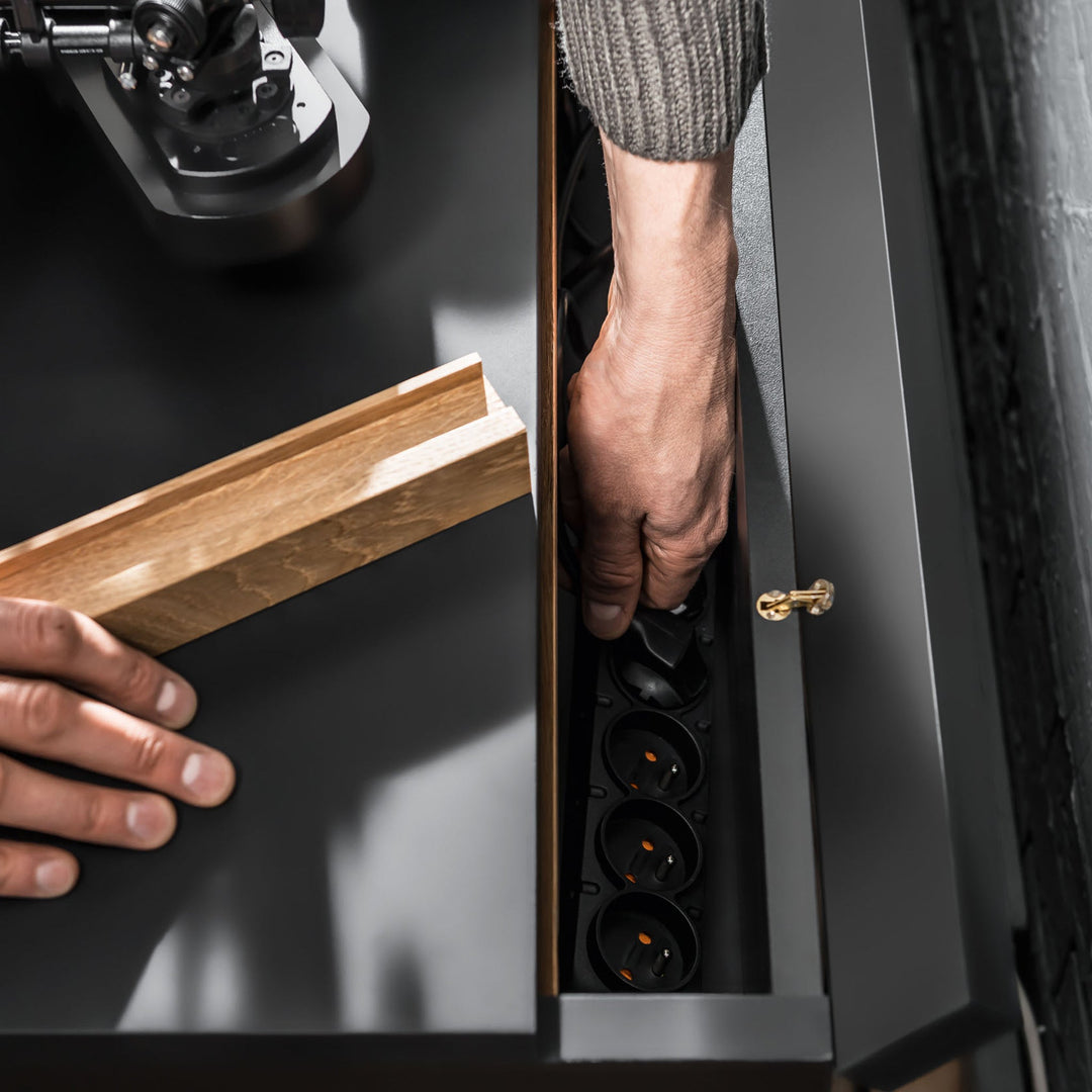 The Decorators: Comoda TV 180 cm cu sistem pentru accesorii VOX Simple