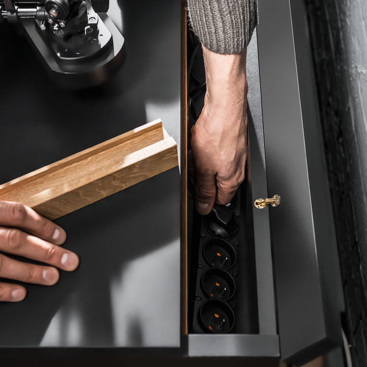 The Decorators: Comoda TV 180 cm cu sistem pentru accesorii VOX Simple