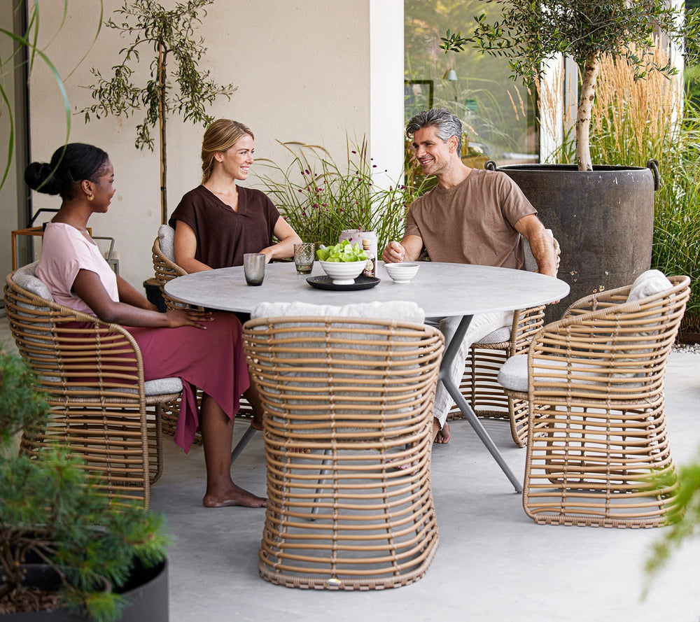 The Decorators: Masa de exterior rotunda Cane-line Joy Taupe/Travertine look