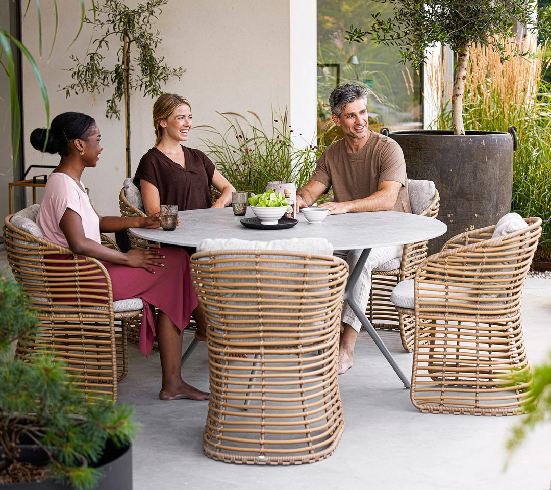 The Decorators: Masa de exterior rotunda Cane-line Joy Taupe/Travertine look