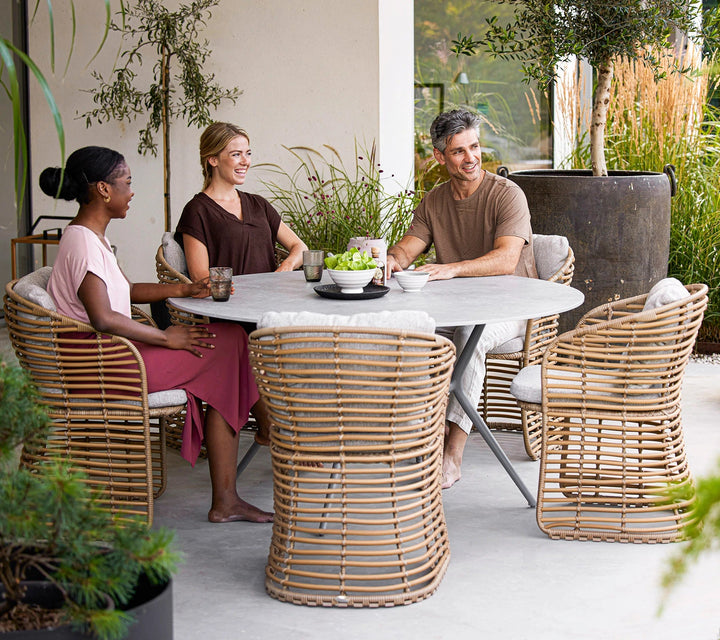 The Decorators: Masa de exterior rotunda Cane-line Joy Taupe/Travertine look