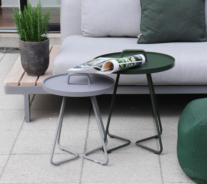 The Decorators: Masuta laterala medie Cane-line On-The-Move Dark rose
