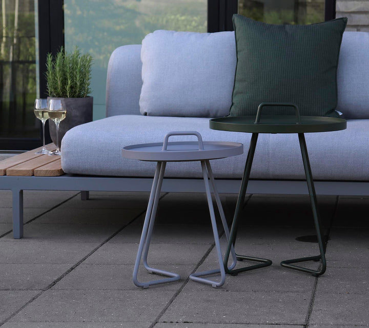 The Decorators: Masuta laterala medie Cane-line On-The-Move Dark rose