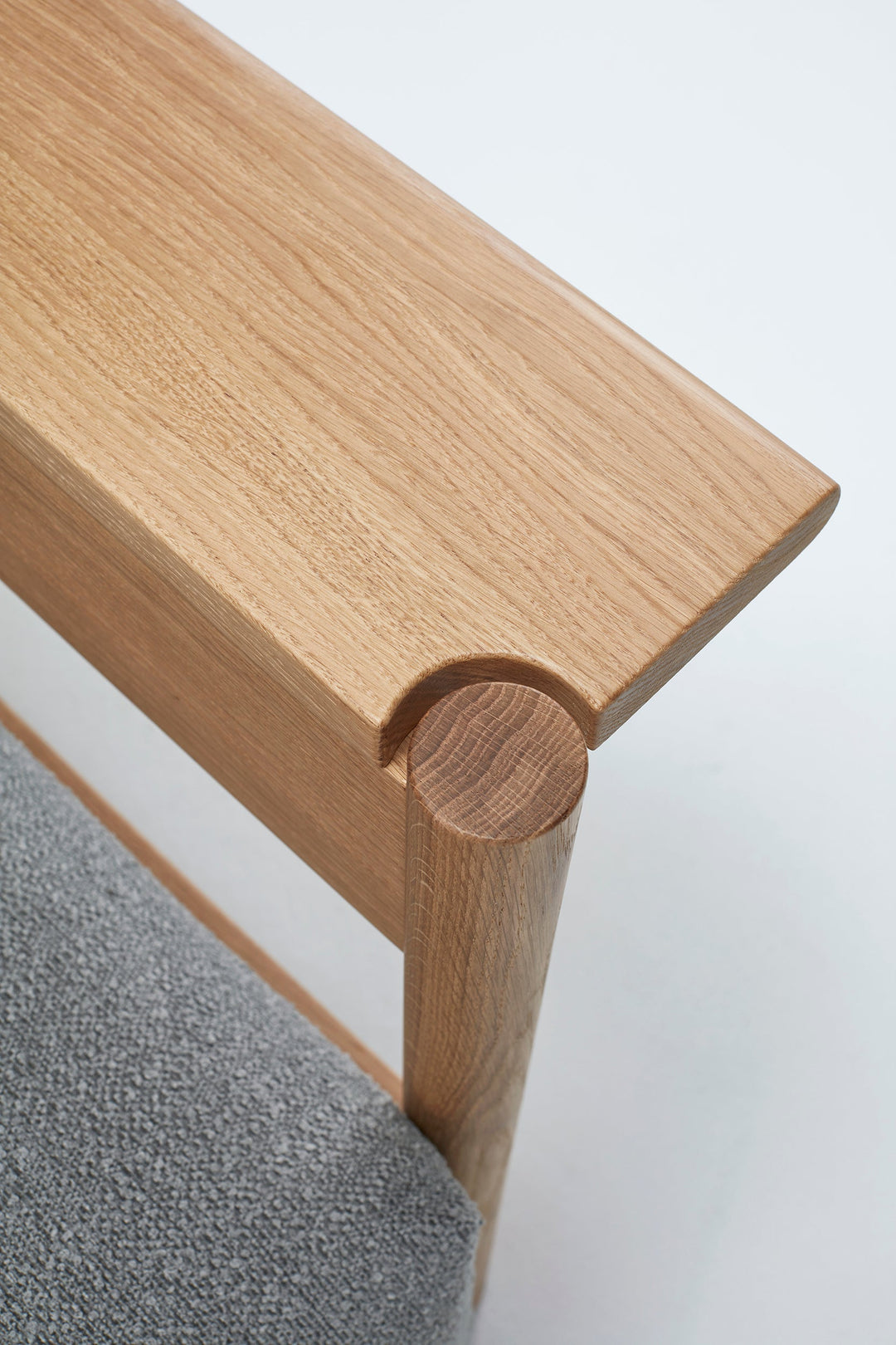 The Decorators: Canapea extensibila Malloy Wood Bouclé Ash Grey 150x200cm