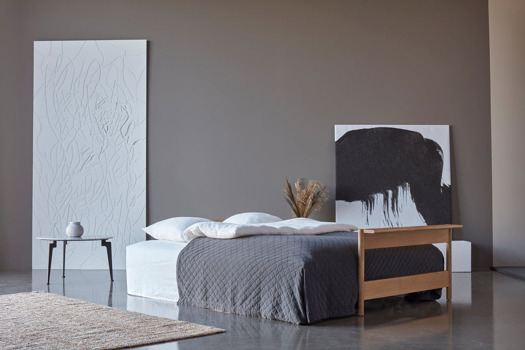 The Decorators: Canapea extensibila Malloy Wood Bouclé Ash Grey 150x200cm