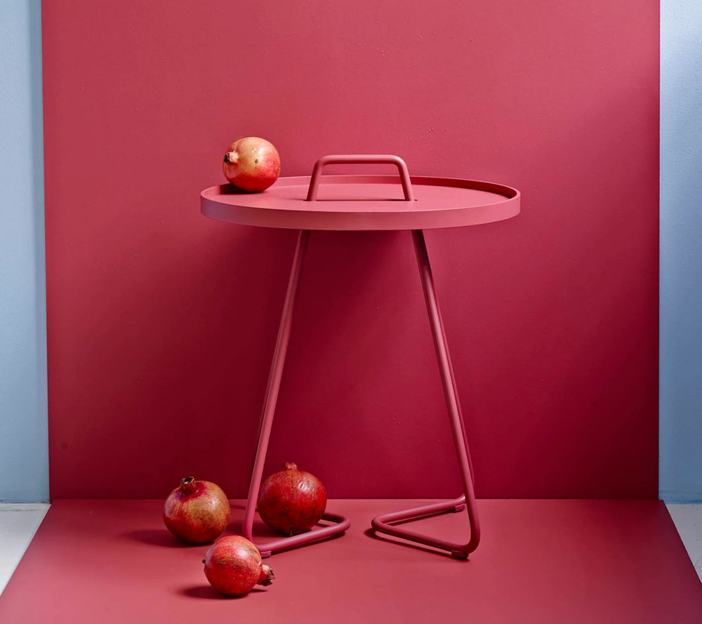 The Decorators: Masuta laterala medie Cane-line On-The-Move Dark rose