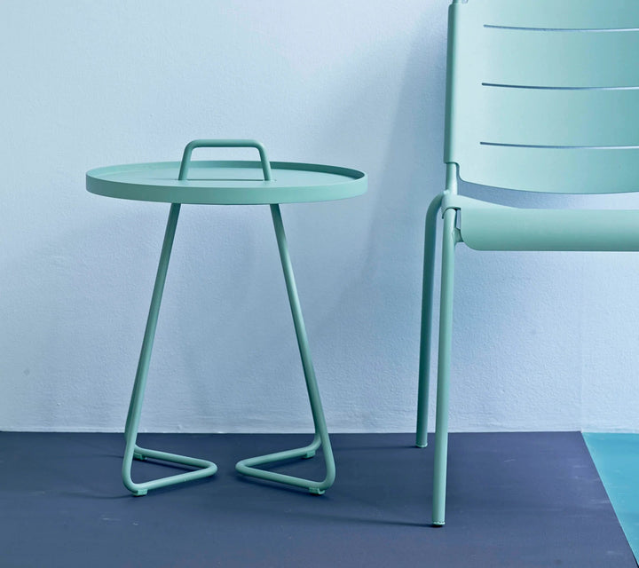 The Decorators: Masuta laterala medie Cane-line On-The-Move Dark rose