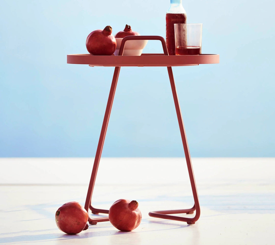 The Decorators: Masuta laterala medie Cane-line On-The-Move Dark rose