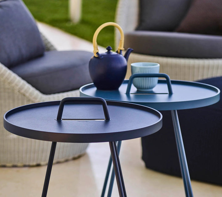 The Decorators: Masuta laterala medie Cane-line On-The-Move Dark rose